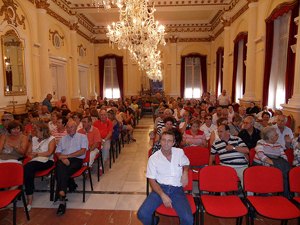 Esperando en la Estaciu00f3n Maru00edtima a que llegara el barco con los socios de la Casa de Melilla en Madrid.